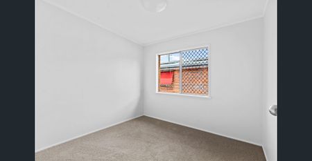 Beautifully Renovated 3-Bedroom Home with a Huge Backyard - Photo 4