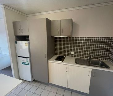 Fully furnished studio apartment – student accommodation only. - Photo 4