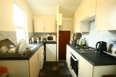 3 Bed - Balmoral Terrace, Heaton - Photo 2