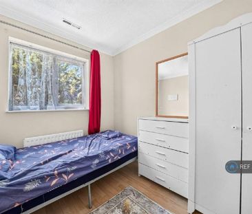 4 bedroom semi-detached house to rent - Photo 6