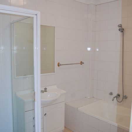 Spacious 2 bedroom apartment conveniently located close to transport - Photo 4