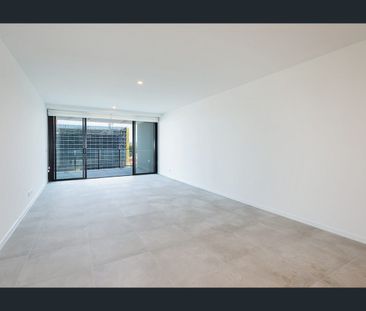 Waterfront Apartment with Contemporary Design Features - Photo 5