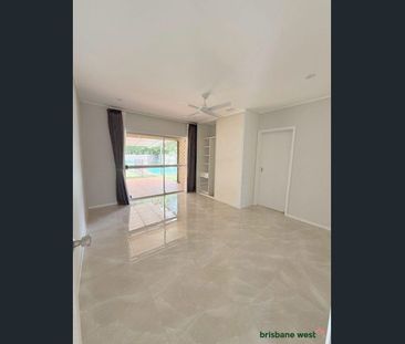 GREAT FAMILY HOME - Photo 2