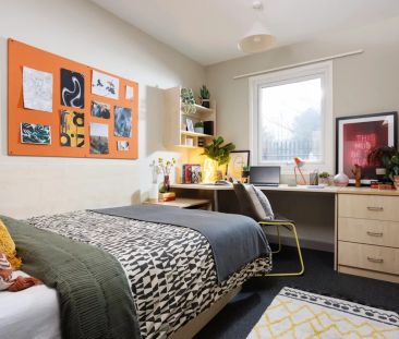 Large Standard Double Ensuite: Two Bed Flat - Photo 2