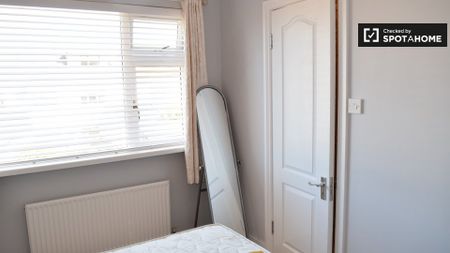 Bright room in 4-bedroom house in Riverston Abbey, Dublin - Photo 3