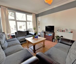 8 bedroom House in Richmond Avenue, Leeds - Photo 1