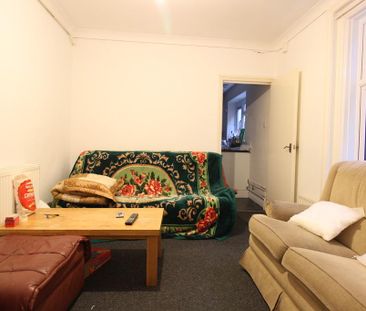 5 bedroom end of terrace house to rent - Photo 2