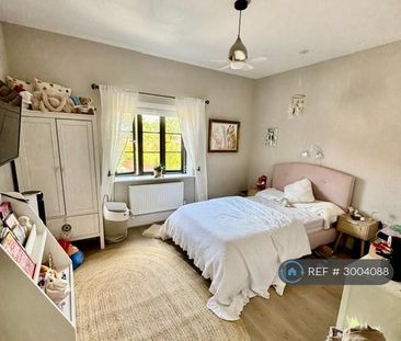 4 bedroom semi-detached house to rent - Photo 5