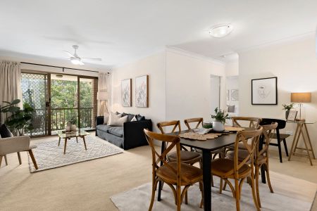 Spacious Apartment with Leafy Park Views! - Photo 4