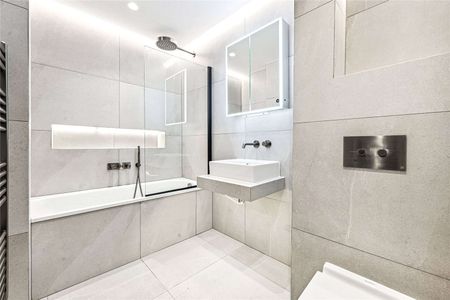 Beautiful newly renovated two bedroom apartment located on a peaceful Knightsbridge garden square. - Photo 4