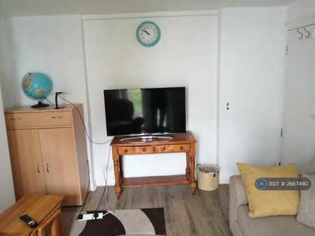 1 bedroom in a house share to rent - Photo 3