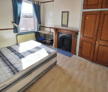 5 bedroom House To Let - Photo 4