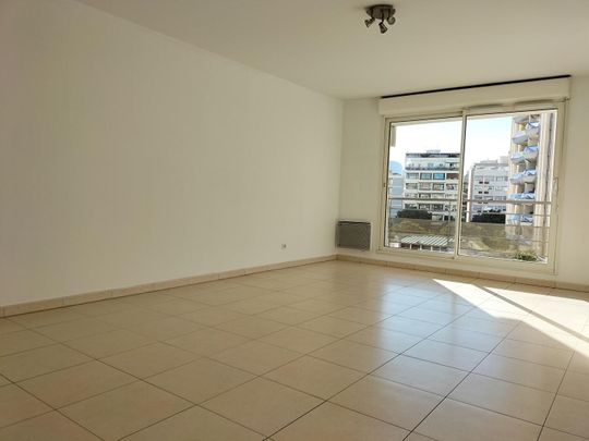 Appartement 3 pièces 74m2 MARSEILLE 8EME 1 250 euros - Photo 1