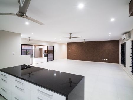 WOW! - 3 BATHROOM - 2 KITCHENS - EXECUTIVE HOME WITH SOLAR ! - Photo 2