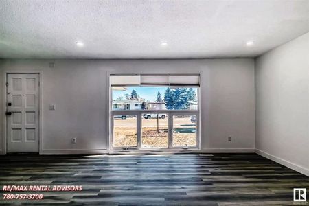 UPPER 9432 150 Avenue Northwest - Photo 3