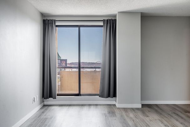 1951 Maisonneuve Boulevard East, Montréal, QC - Photo 1
