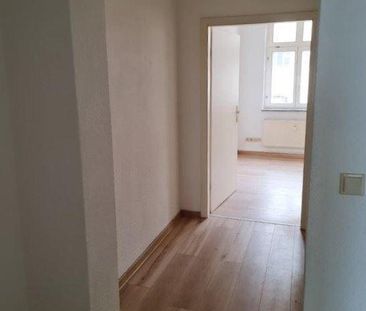 +++ 2 Zimmer mit Laminat und Wannenbad in zentraler Lage +++ - Photo 1