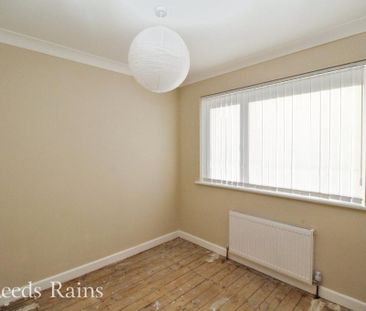 4 bedroom semi-detached house to rent - Photo 3