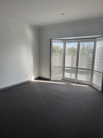 Centrally located family home - AVAILABLE NOW - Photo 2