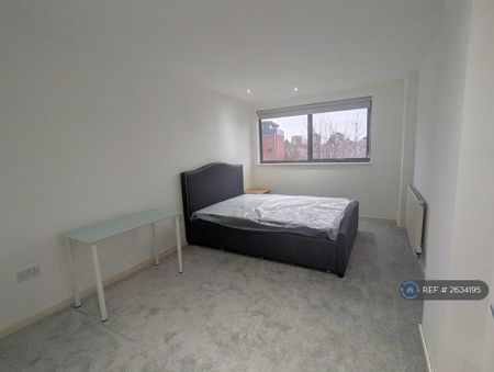 1 bedroom in a flat share to rent - Photo 5