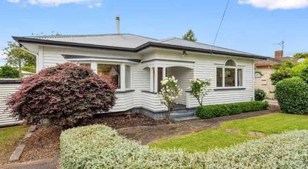 Tasteful Hamilton East Bungalow - Photo 3