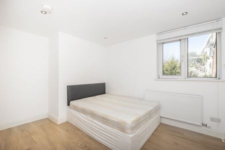 4 bedroom flat to rent - Photo 3