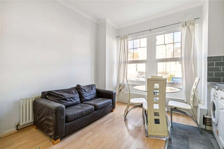 A charming two bedroom flat located on Tooting Bec Road. - Photo 2