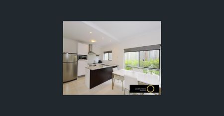 Modern Three-Bedroom Home with Private Courtyard. - Photo 3