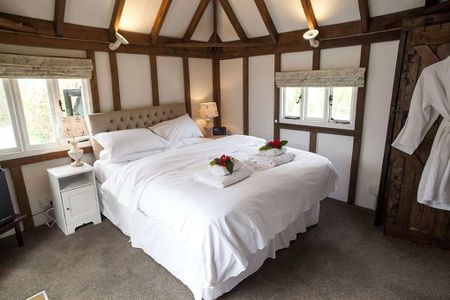 £2,000 per night - Stunning farmhouse sleeping 8 people for Henley Regatta 29th June to 6th July 2026. Travel to and from Regatta included. - Photo 5