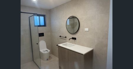 Modern Two-Bedroom Flat in Prime Location - Photo 5