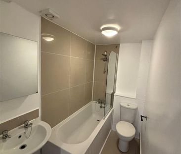 2 Bedroom Flat / Apartment to let - Photo 5