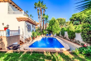 Chalet Vacacional con la piscina privada en La Zenia