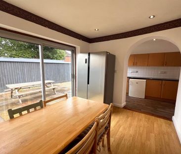 5 bedroom semi-detached house to rent - Photo 2