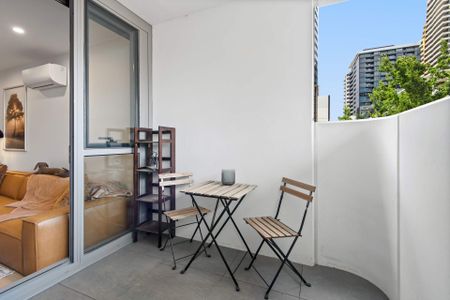 Stunning fully furnished Claremont St. apartment. - Photo 3