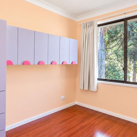 COMFORTABLE FAMILY LIVING WITH SPACIOUS INTERIORS & GENEROUS BACKYARD! - Photo 3