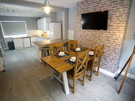 OX Living is proud to present this high-quality 6-bedroom co-living property, perfect for working professionals looking for stylish, stress-free living. Room 2 - Photo 2