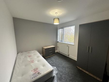 5 bedroom semi-detached house to rent - Photo 2