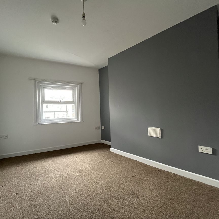 3 bed flat to rent in Old Christchurch Road, Bournemouth, BH1 - Photo 1