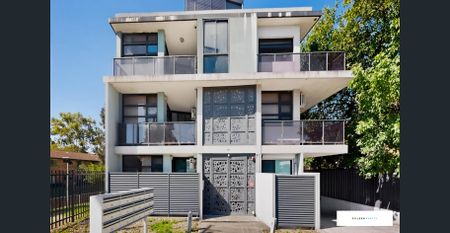 Spacious-Modern Apartment - Photo 5