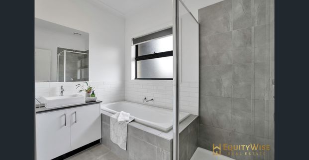 Spacious 4-Bed + Study Home for Lease in Quiet Manor Lakes Pocket - Photo 1