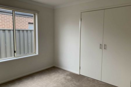 4 Hawkstone Road, Wyndham Vale VIC, Belconnen - Photo 2