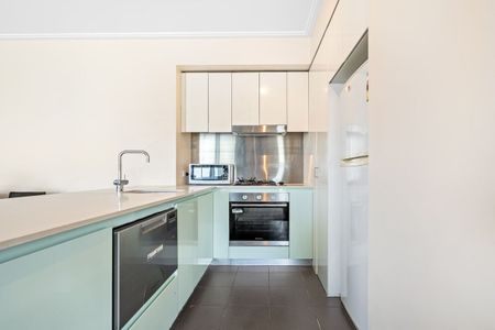 Light & Bright Furnished Apartment - Photo 2