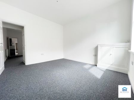 3 Bedroom Terraced - Photo 3