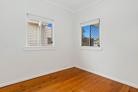 CHARMING THREE BEDROOM COTTAGE - GREAT LOCATION! - Photo 5