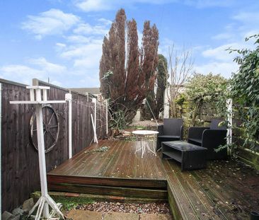 3 bedroom end of terrace house to rent - Photo 2