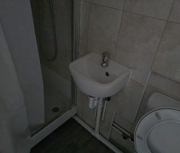 Studio Flat, Francis Road, E10 - Photo 3