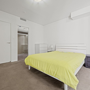 Furnished 2-Bedroom Split Level Apartment in Mascot - Photo 2