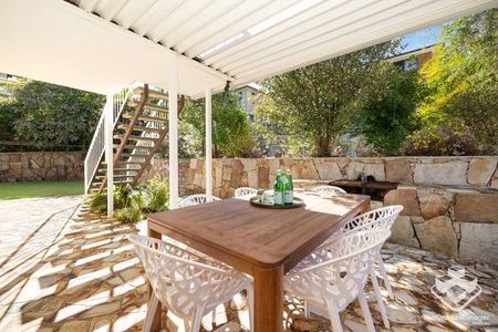 Family Sanctuary on 598sqm with multiple living zones and beautiful garden - Photo 2