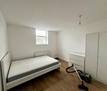 3 bedroom flat to rent - Photo 4