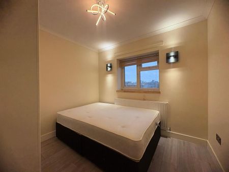 3 bedroom flat to rent - Photo 3